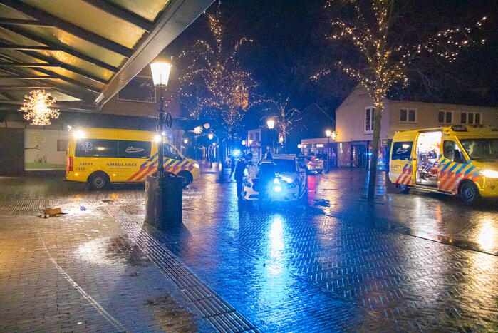 Persoon zwaargewond op straat aangetroffen