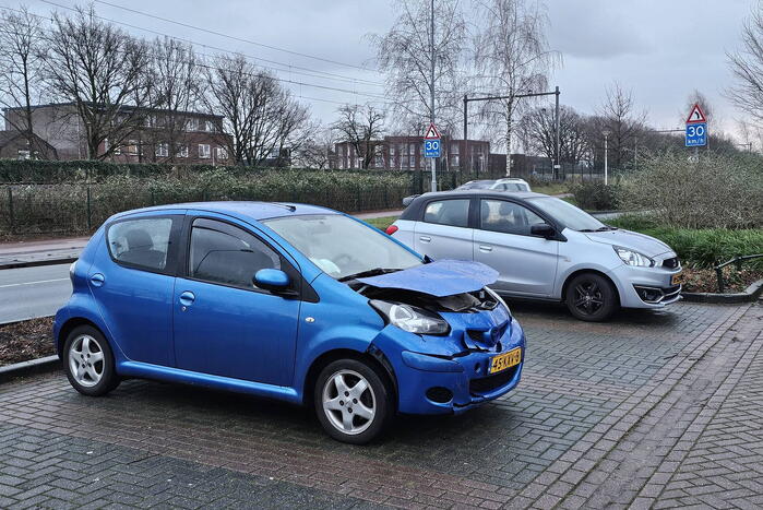 Automobilist botst tegen tunnelwand