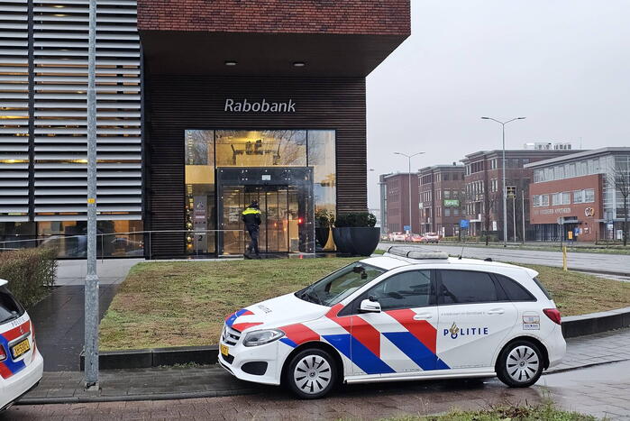 Politie ingezet nadat overval alarm afgaat bij bank