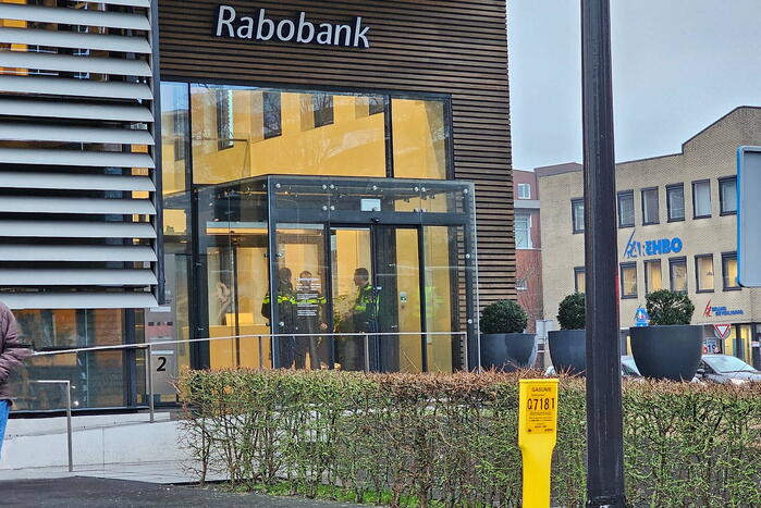 Politie ingezet nadat overval alarm afgaat bij bank