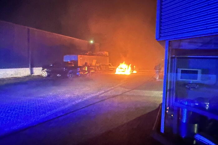 Personenauto verwoest na hevige brand