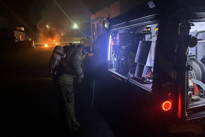 Personenauto verwoest na hevige brand