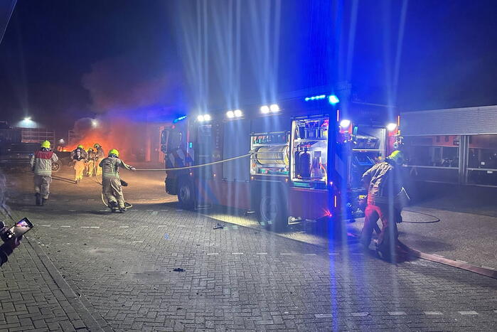 Personenauto verwoest na hevige brand