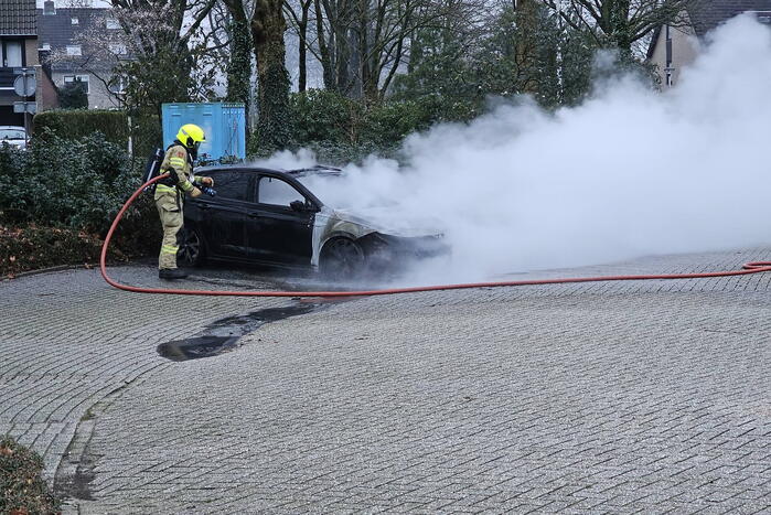 Geparkeerde auto volledig uitgebrand