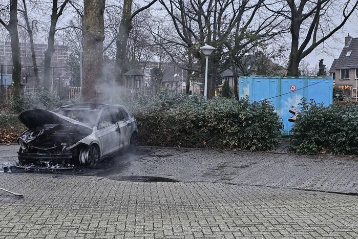 Geparkeerde auto volledig uitgebrand