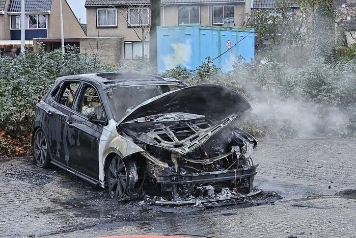 Geparkeerde auto volledig uitgebrand