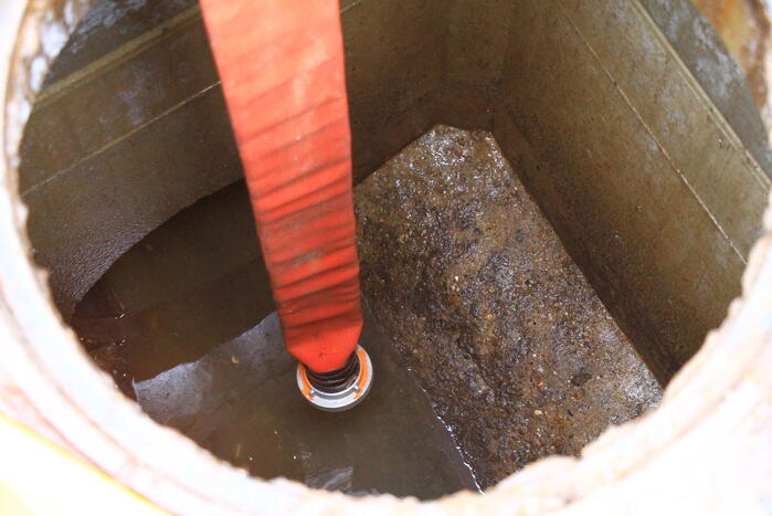 Straat onder water na overstroming riool