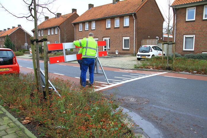 Straat onder water na overstroming riool