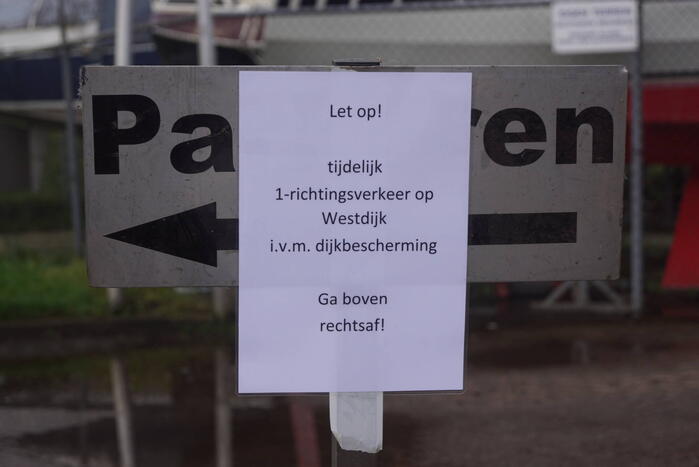 Tijdelijk eenrichtingsverkeer op dijk om schade te voorkomen