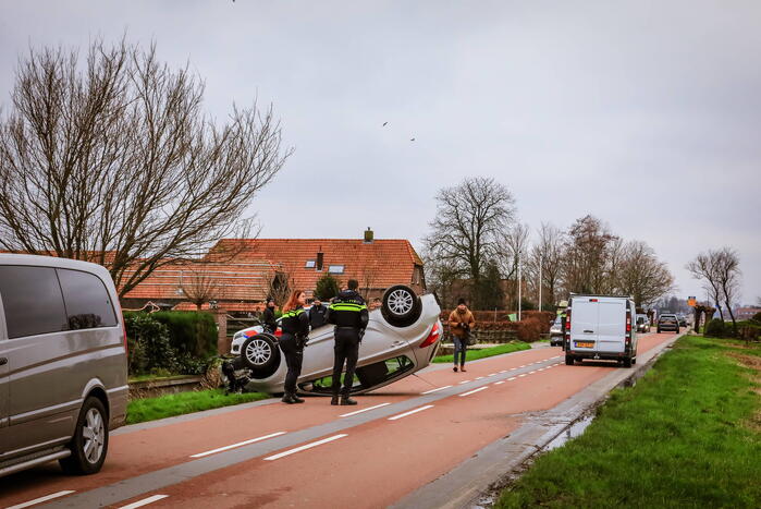 Automobiliste belandt met auto op de kop