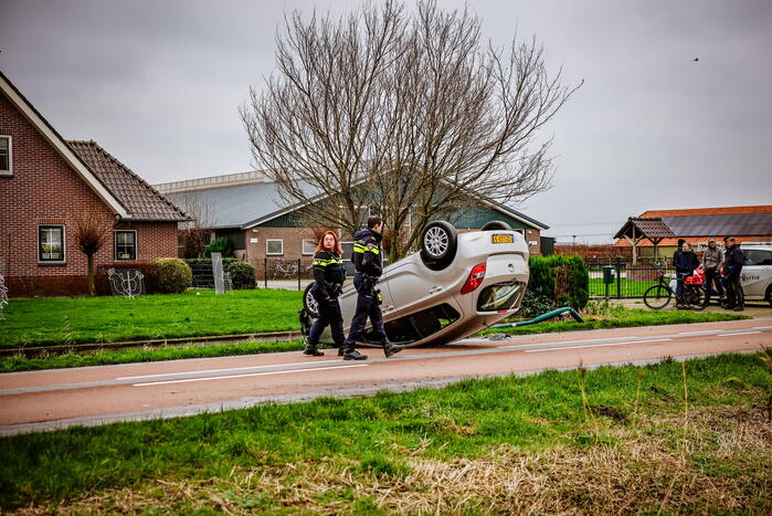 Automobiliste belandt met auto op de kop