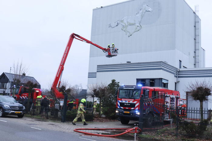 Brandweer onderzoekt rookontwikkeling uit pand