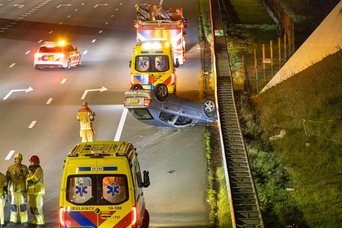 Auto belandt op de kop op snelweg