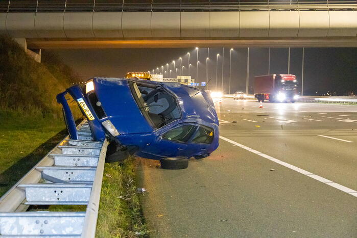 Auto belandt op de kop op snelweg