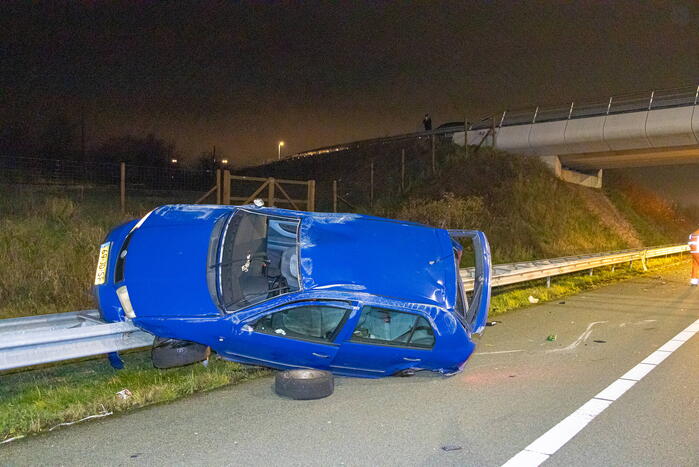Auto belandt op de kop op snelweg