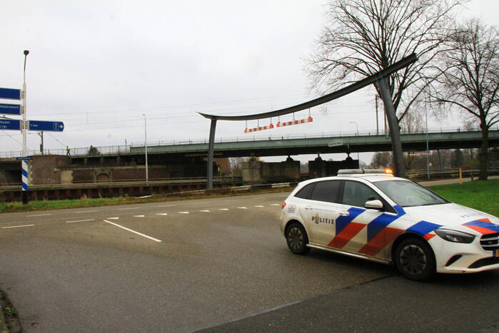 Hulpdiensten zoeken naar persoon op spoor