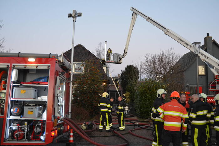 Brand in schoorsteen slaat over naar dakkapel