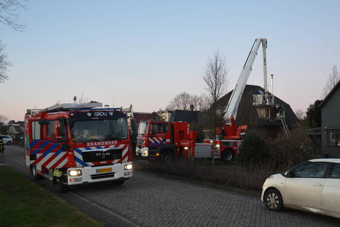 Brand in schoorsteen slaat over naar dakkapel
