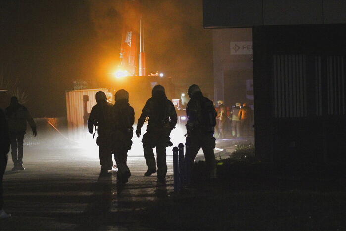 Grote uitslaande brand in bedrijfspand