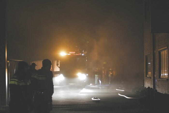 Grote uitslaande brand in bedrijfspand