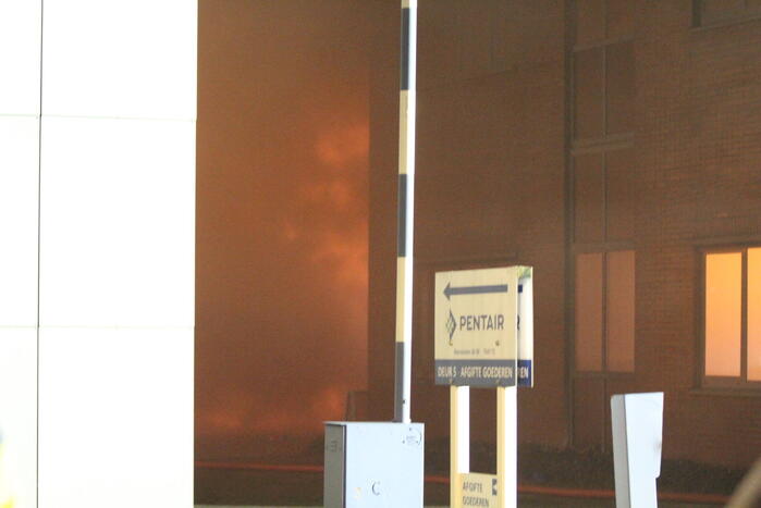 Grote uitslaande brand in bedrijfspand