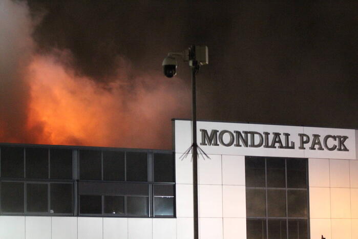 Grote uitslaande brand in bedrijfspand
