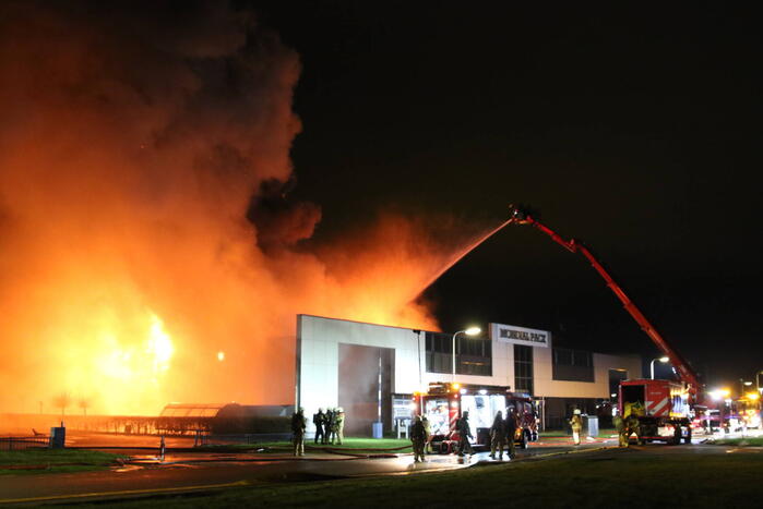 Grote uitslaande brand in bedrijfspand