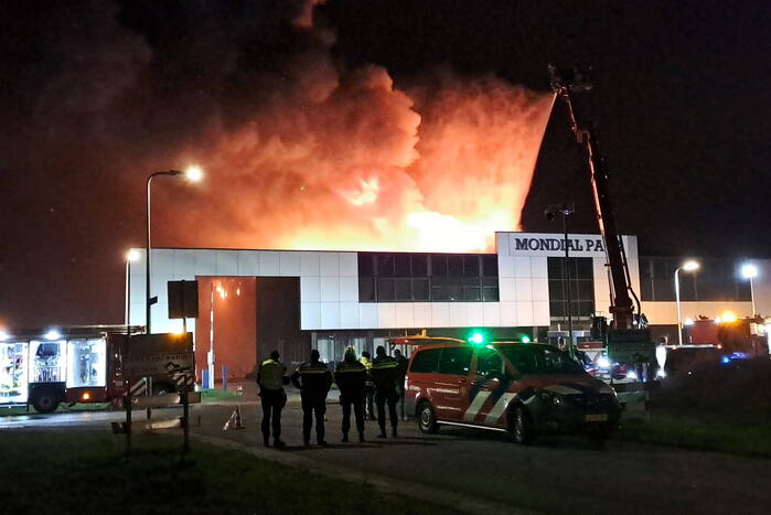 Grote uitslaande brand in bedrijfspand