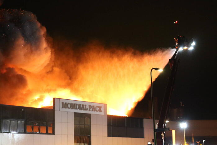 Grote uitslaande brand in bedrijfspand
