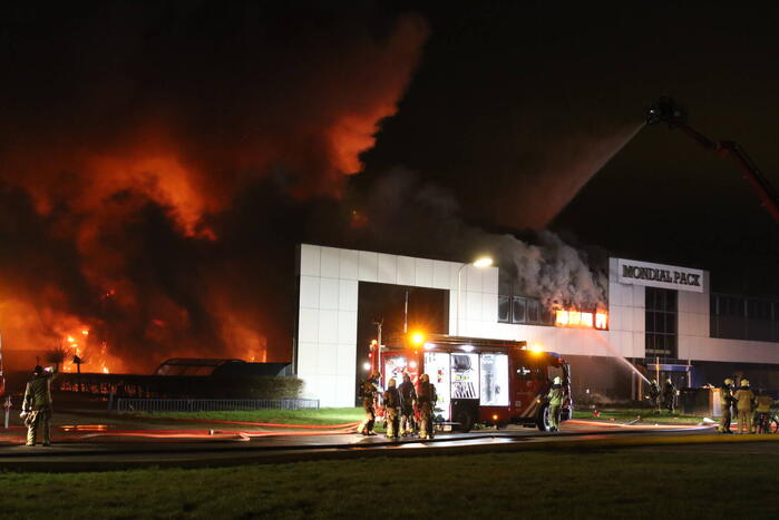 Grote uitslaande brand in bedrijfspand