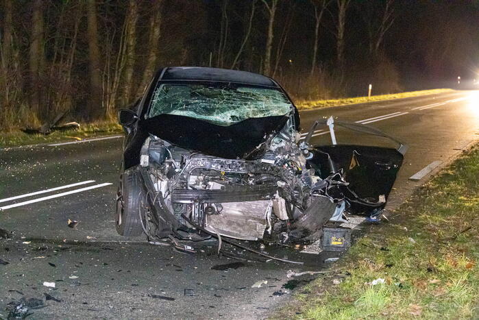 Twee auto's botsen frontaal