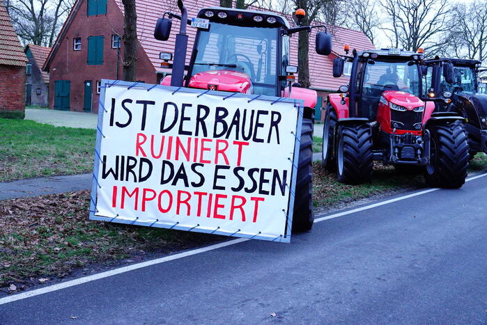 Duitse boeren blokkeren grens bij Hardenberg