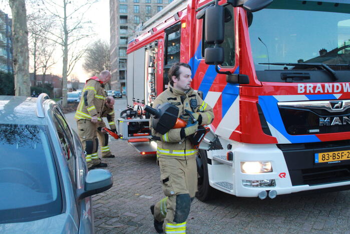 Voet van kind komt tussen spaken