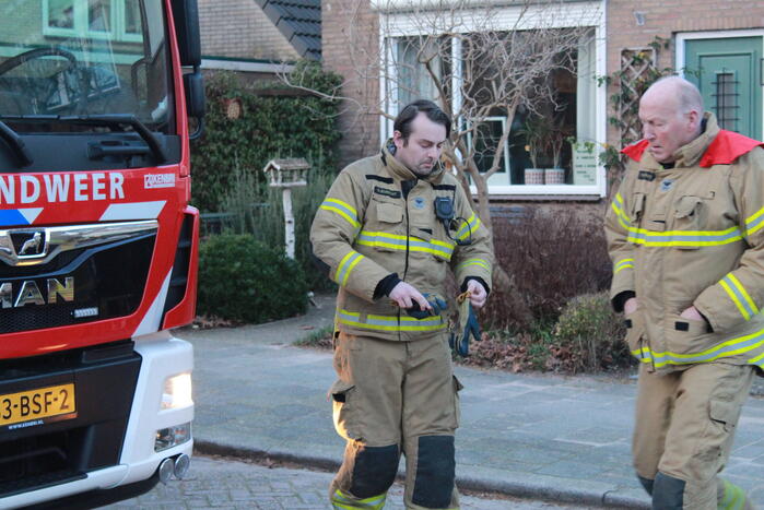 Voet van kind komt tussen spaken