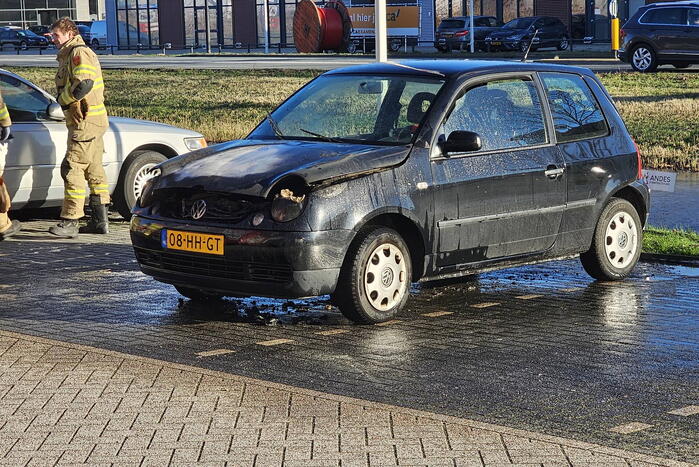Geparkeerde auto vat vlam