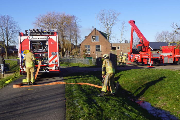 Brandweer sloopt dak om brand te blussen