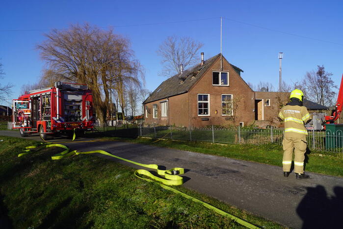 Brandweer sloopt dak om brand te blussen