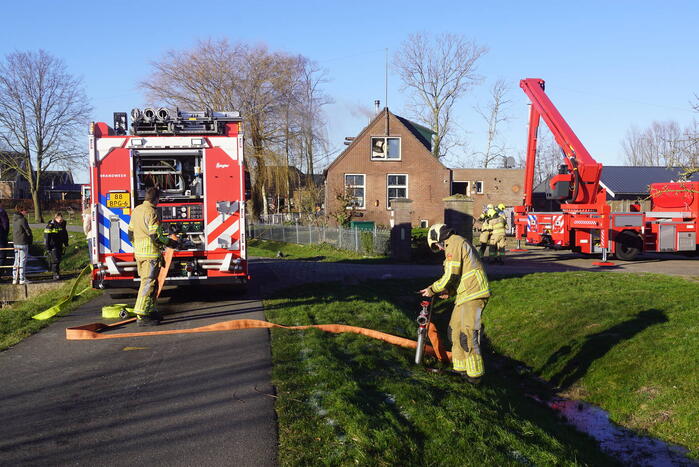 Brandweer sloopt dak om brand te blussen