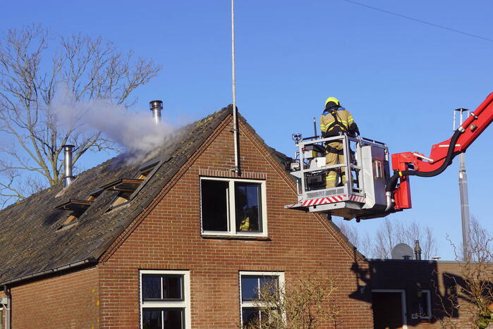Brandweer sloopt dak om brand te blussen