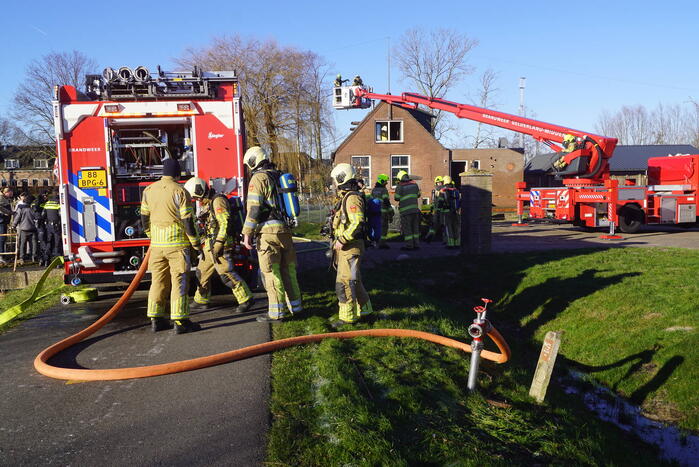 Brandweer sloopt dak om brand te blussen