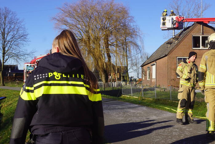 Brandweer sloopt dak om brand te blussen
