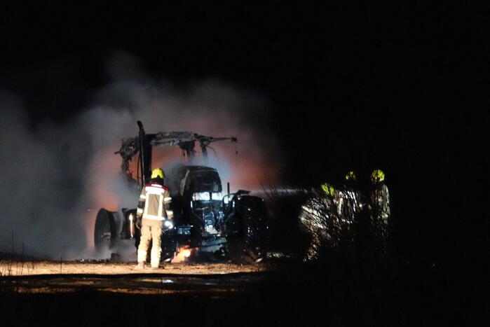 Landbouwvoertuig uitgebrand in weiland
