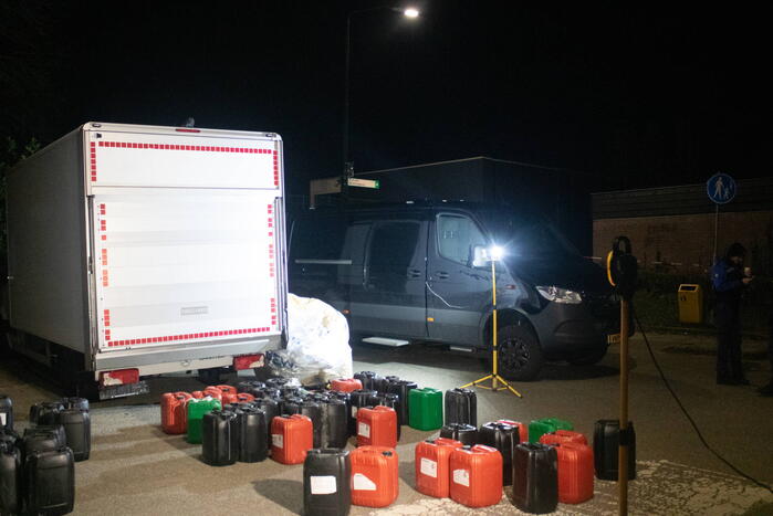 Twee bakwagens vol met verdachte jerrycans aangetroffen