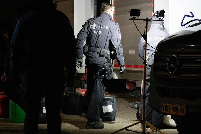 Twee bakwagens vol met verdachte jerrycans aangetroffen