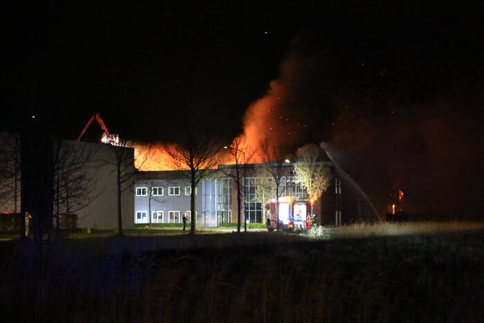 Uitslaande brand in bedrijfspand