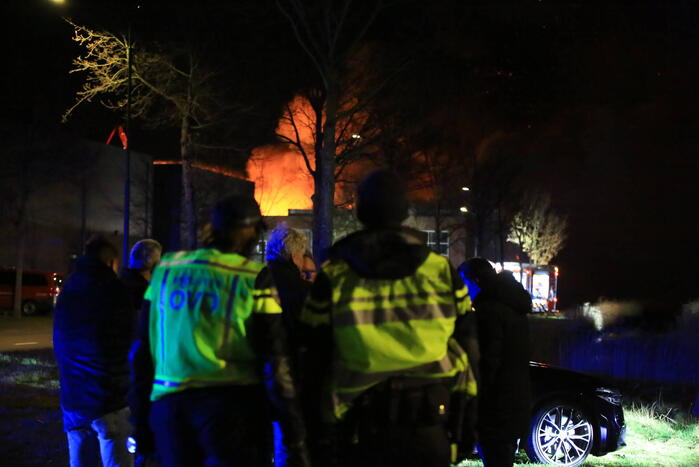Uitslaande brand in bedrijfspand
