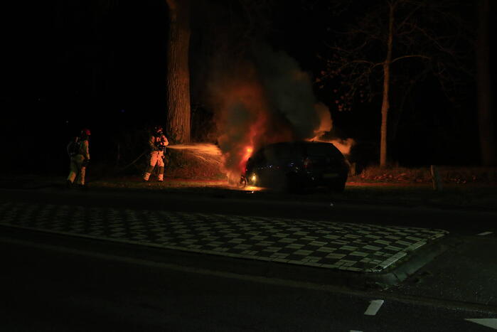 Auto vliegt tijdens het rijden plotseling in brand