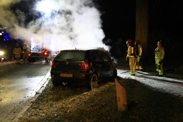 Auto vliegt tijdens het rijden plotseling in brand