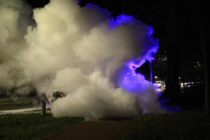 Auto vliegt tijdens het rijden plotseling in brand