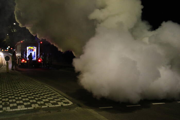 Auto vliegt tijdens het rijden plotseling in brand